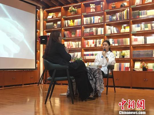 河北“00后”女孩堅(jiān)持手機(jī)寫作4年出版26萬字文集